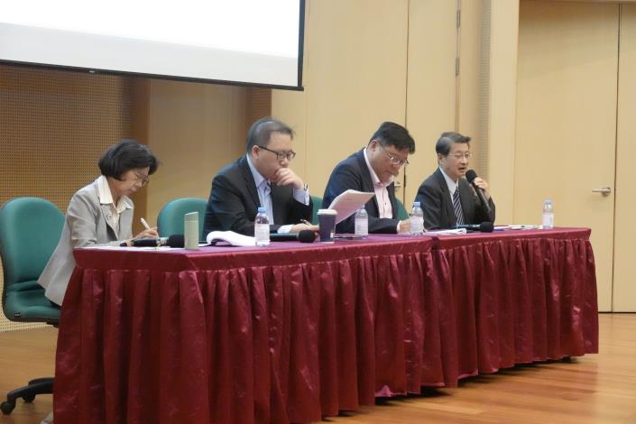 左-林惠玲教授(主持)、左2黃健群處長、右2劉大年主任、右吳玉山院士