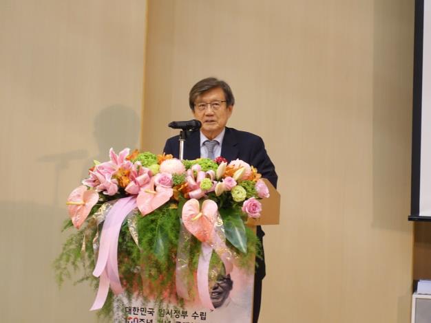 首爾大學李泰鎭名譽教授發表專題演講.JPG